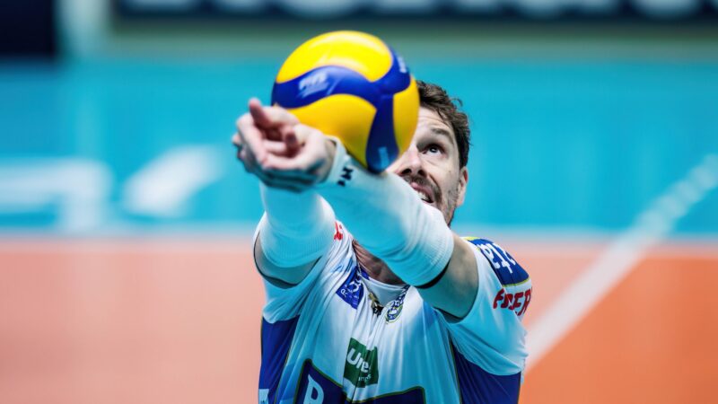 Bruninho salva bola na quadra adversária e levanta para ponto do Campinas; vídeo