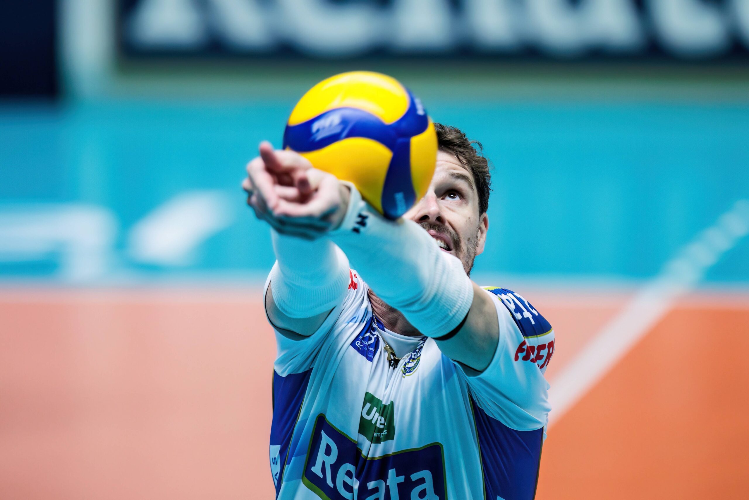 Bruninho salva bola na quadra adversária e levanta para ponto do Campinas; vídeo