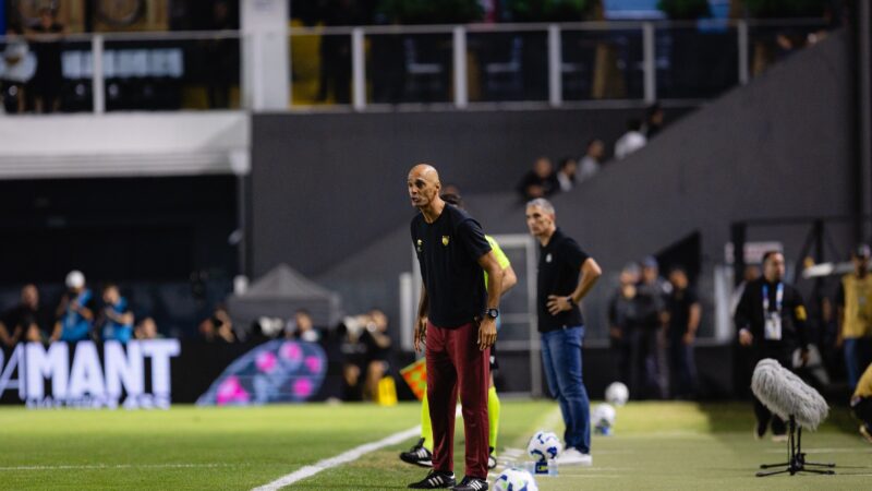 “Está sangrando por dentro, está doendo muito”, diz técnico interino do Sport após revés para o Santos
