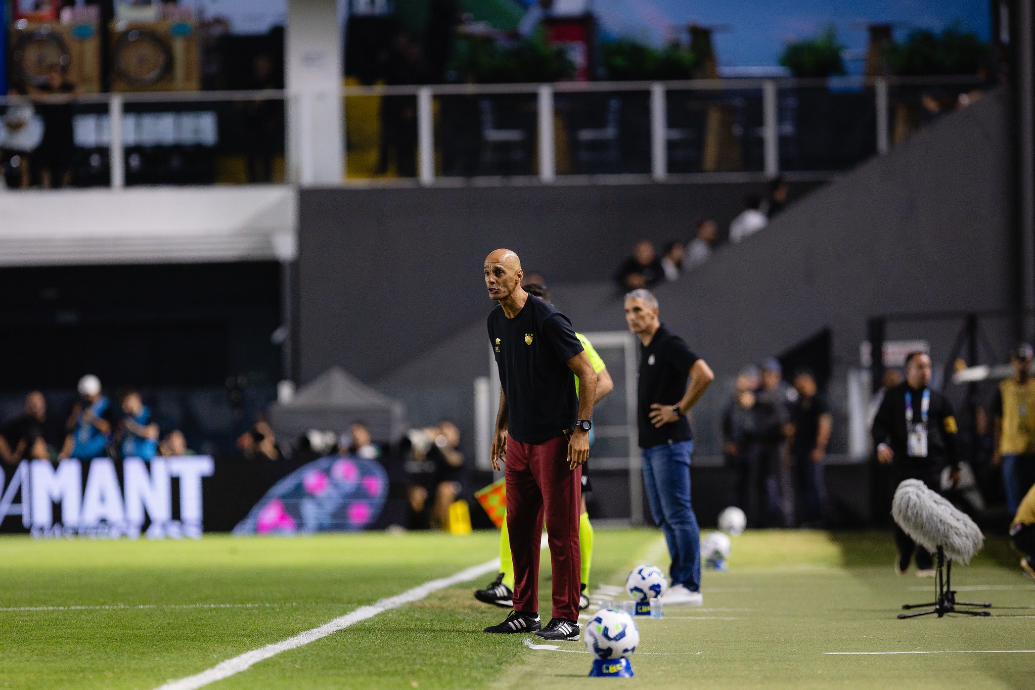 “Está sangrando por dentro, está doendo muito”, diz técnico interino do Sport após revés para o Santos