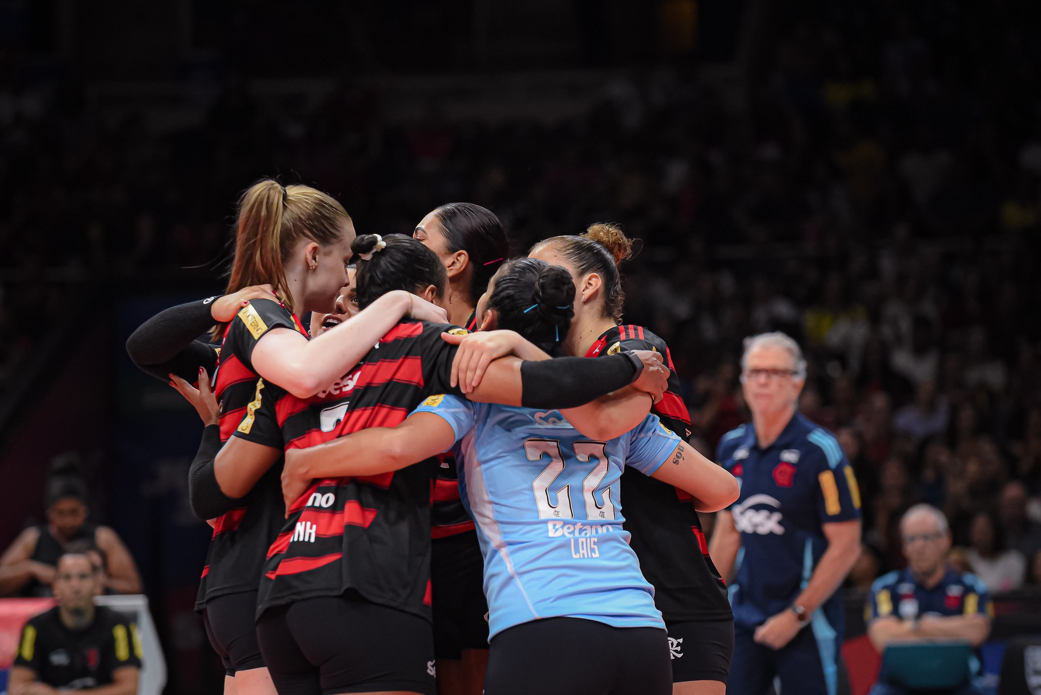 Simone Lee brilha, Sesc-Flamengo bate o líder Minas e segue invicto na Superliga Feminina