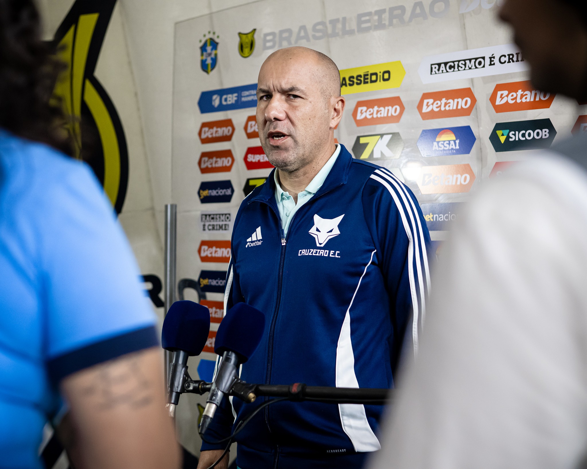 Técnico do Cruzeiro, Jardim explica saída de Arroyo e condição física de Kaio Jorge