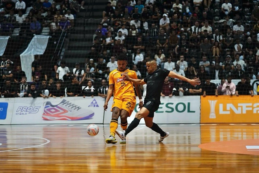 Corinthians vence clássico contra o Sorocaba e larga na frente nas quartas de final da Liga Futsal