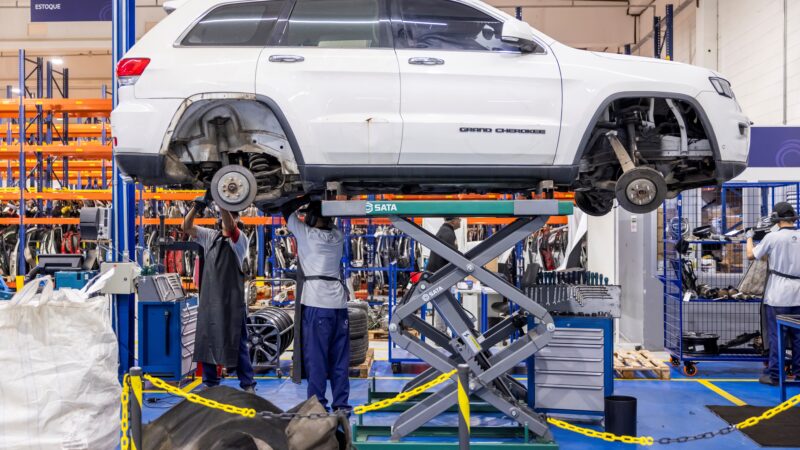 Por dentro de um desmanche: veja como carros viram peças vendidas pela metade do preço