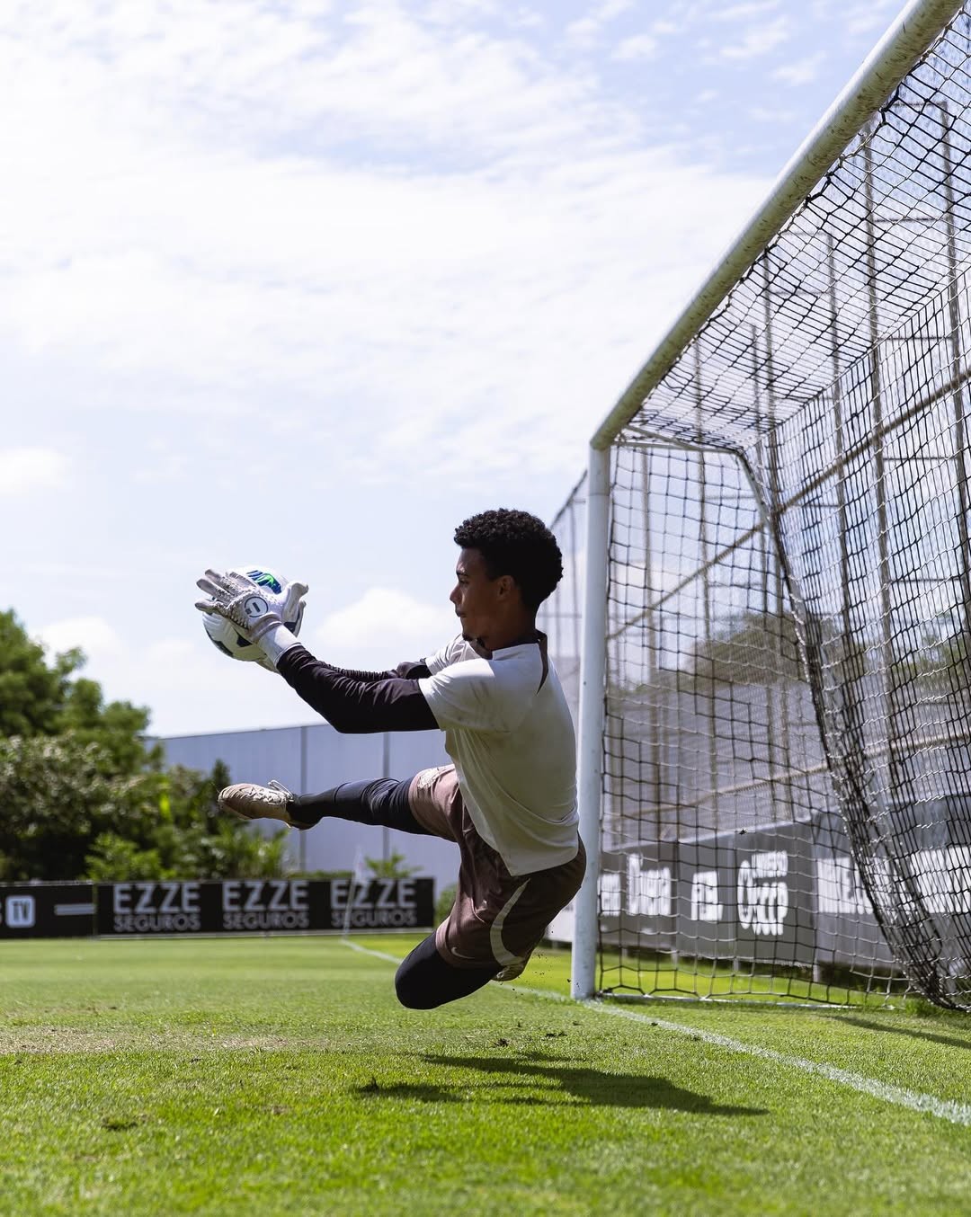 Corinthians renova com trio da base e estipula multas milionárias; veja detalhes
