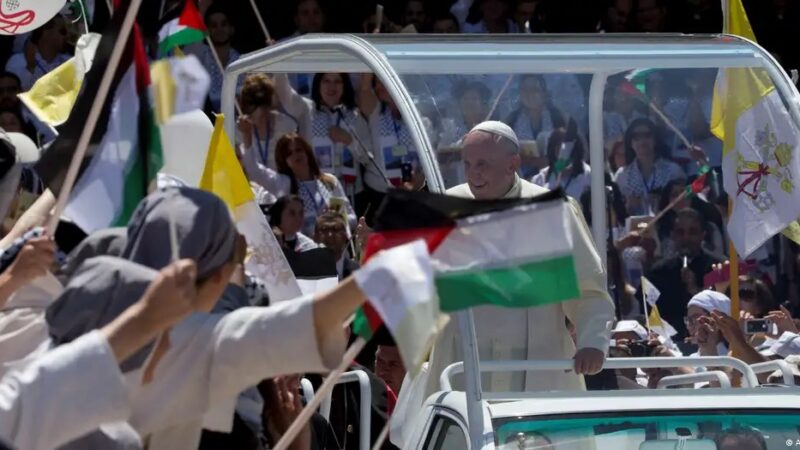 Papamóvel de Francisco é transformado em clínica para crianças de Gaza