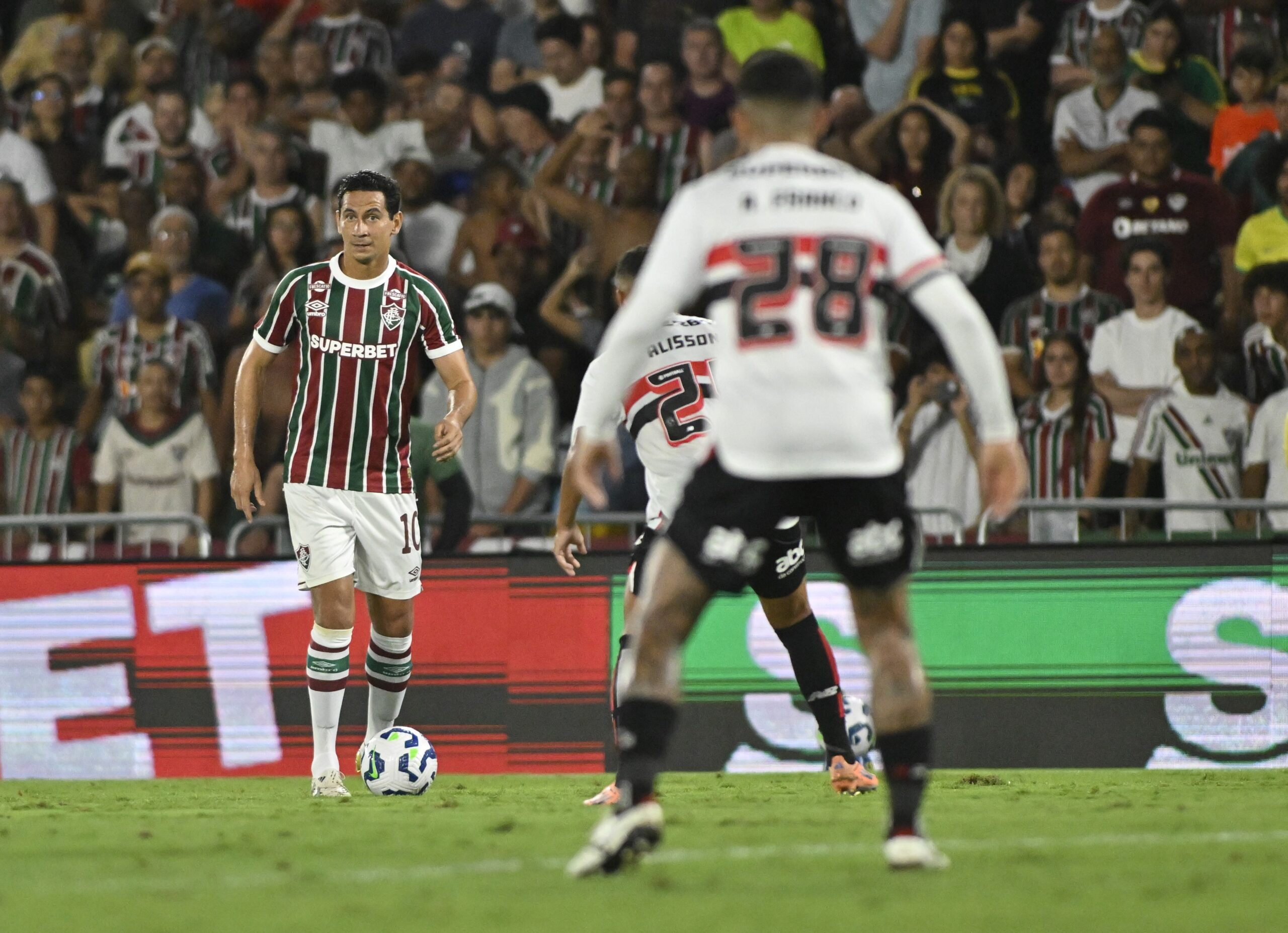 Ganso volta a atuar após 75 dias, é ovacionado pela torcida e aumenta opções de Zubeldía no Fluminense