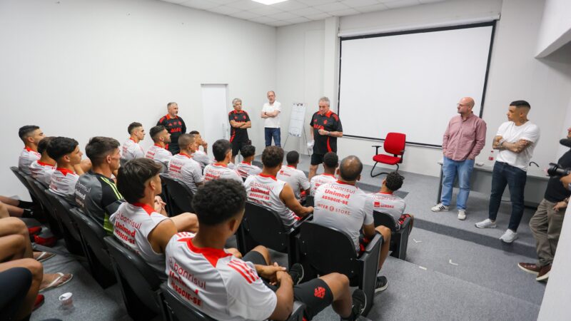 Abel Braga é apresentado pelo Inter, revela “dívida” e diz: “Tenho convicção que não vai cair”