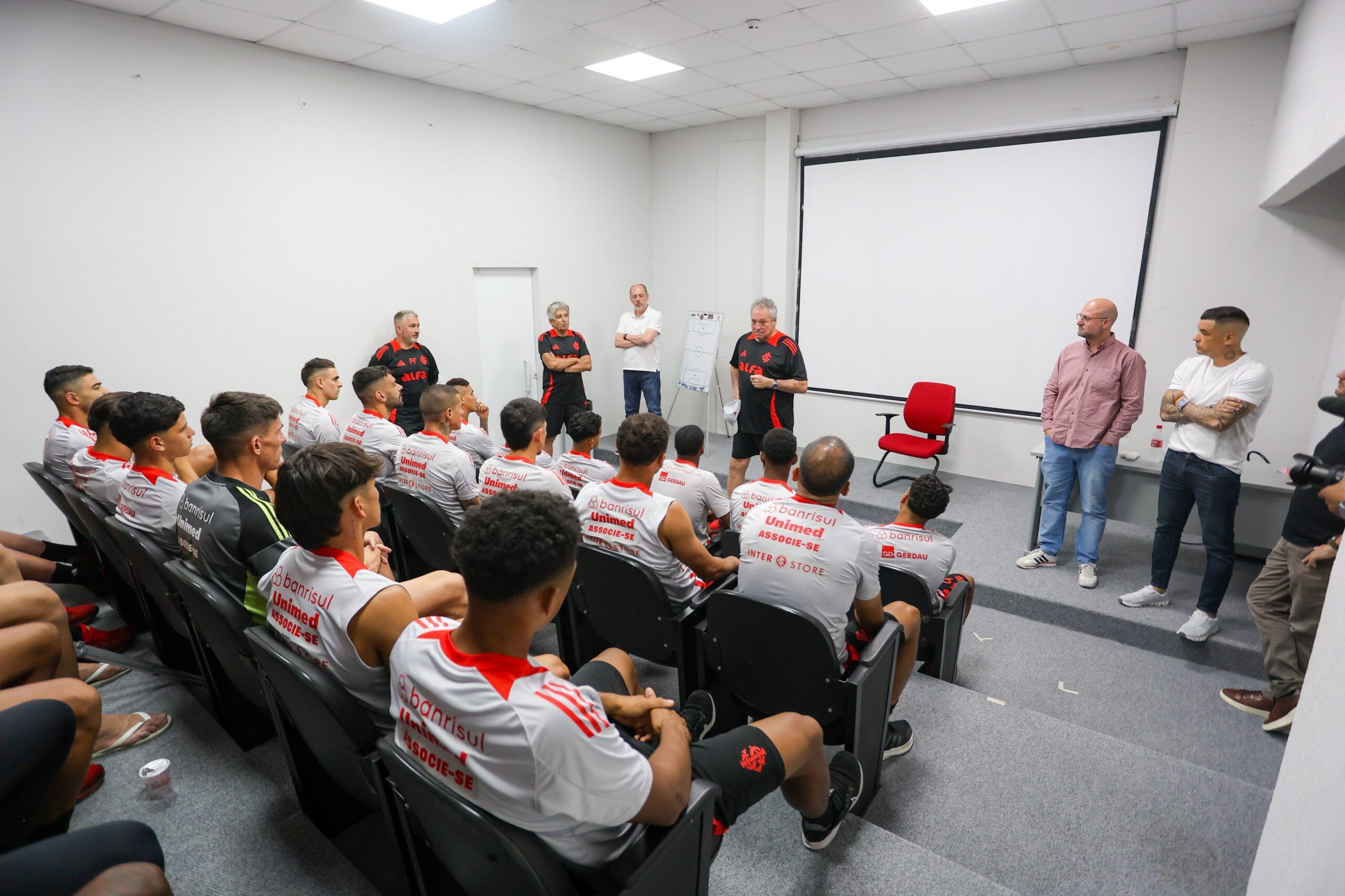 Abel Braga é apresentado pelo Inter, revela “dívida” e diz: “Tenho convicção que não vai cair”