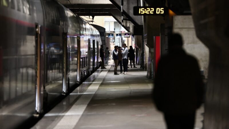 Paris registra queda de luz que afeta trens e metrô, diz operadora de energia