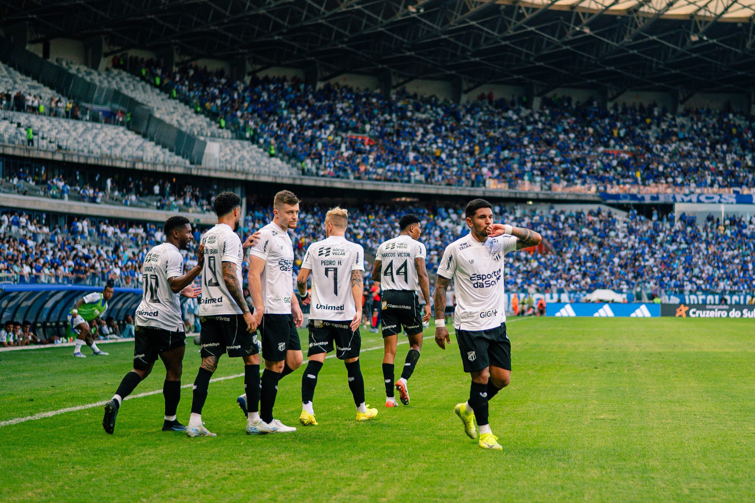 Ceará encara trio do topo do Brasileirão e faz as contas por permanência