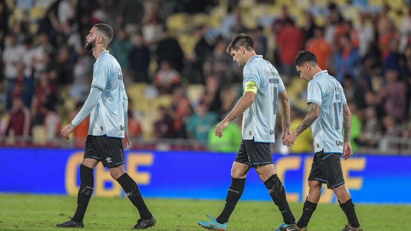 Dupla de canhotos ou zagueiro arquivado? Mano revive dilema na defesa contra o Palmeiras
