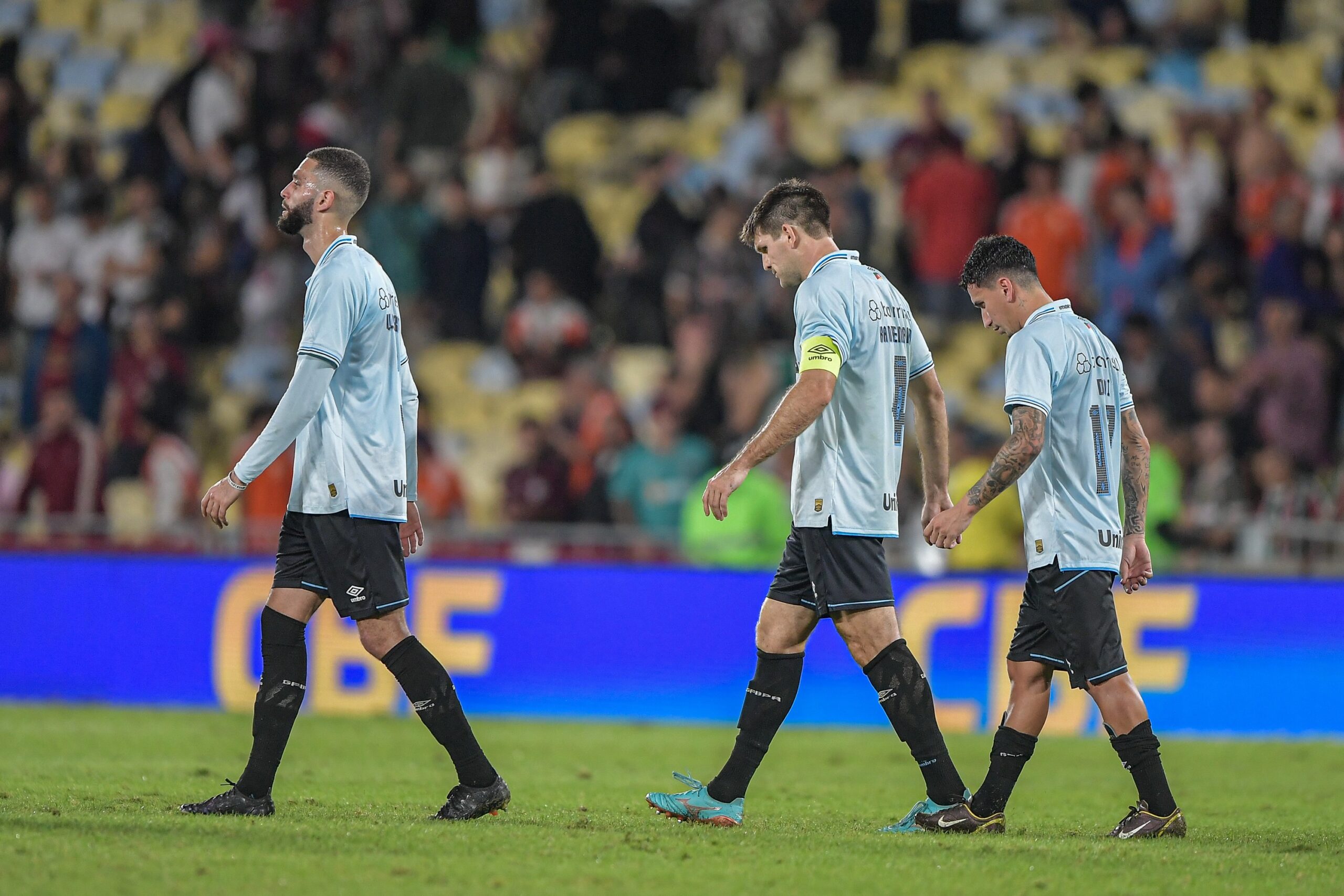 Dupla de canhotos ou zagueiro arquivado? Mano revive dilema na defesa contra o Palmeiras