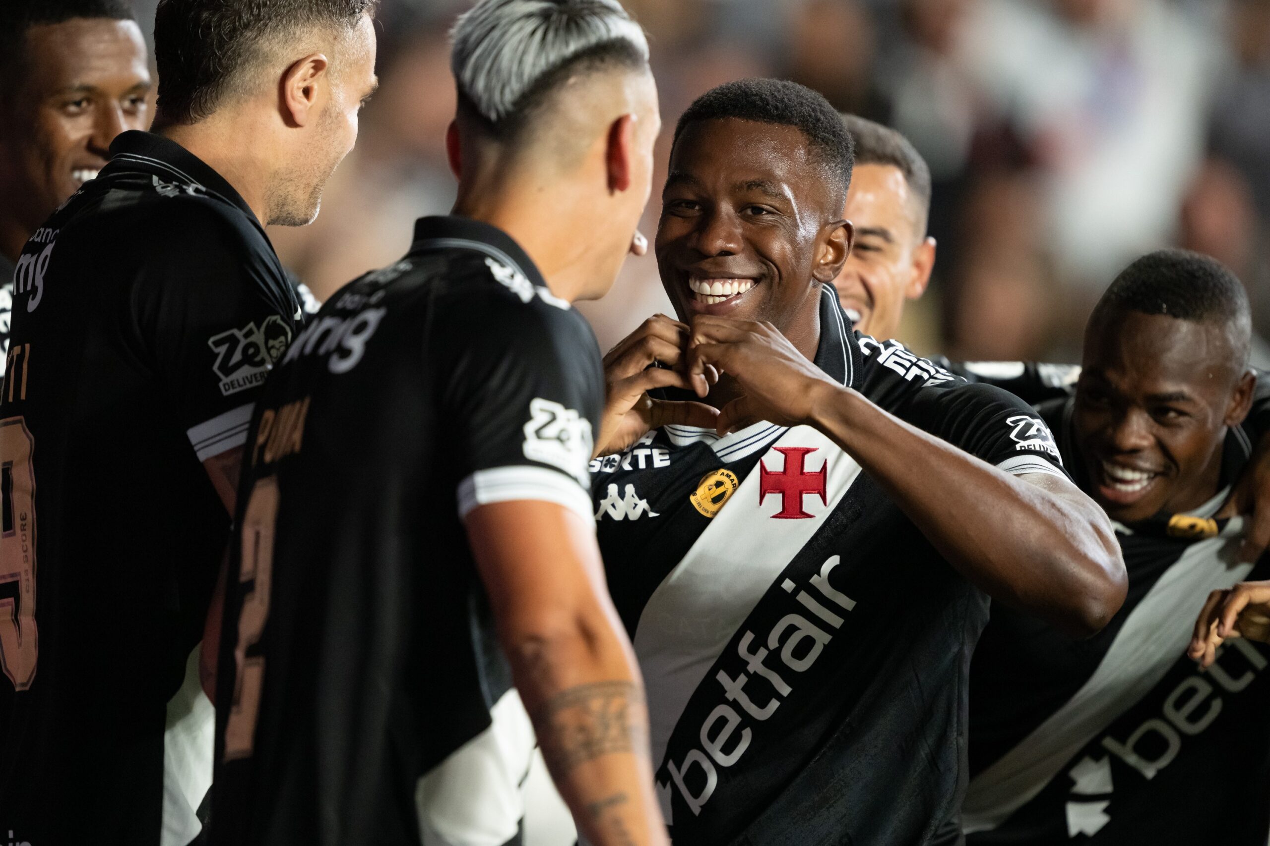 O “senhor” Cuesta: colombiano resolve lacuna na defesa e faz valer esforço do Vasco para contratá-lo