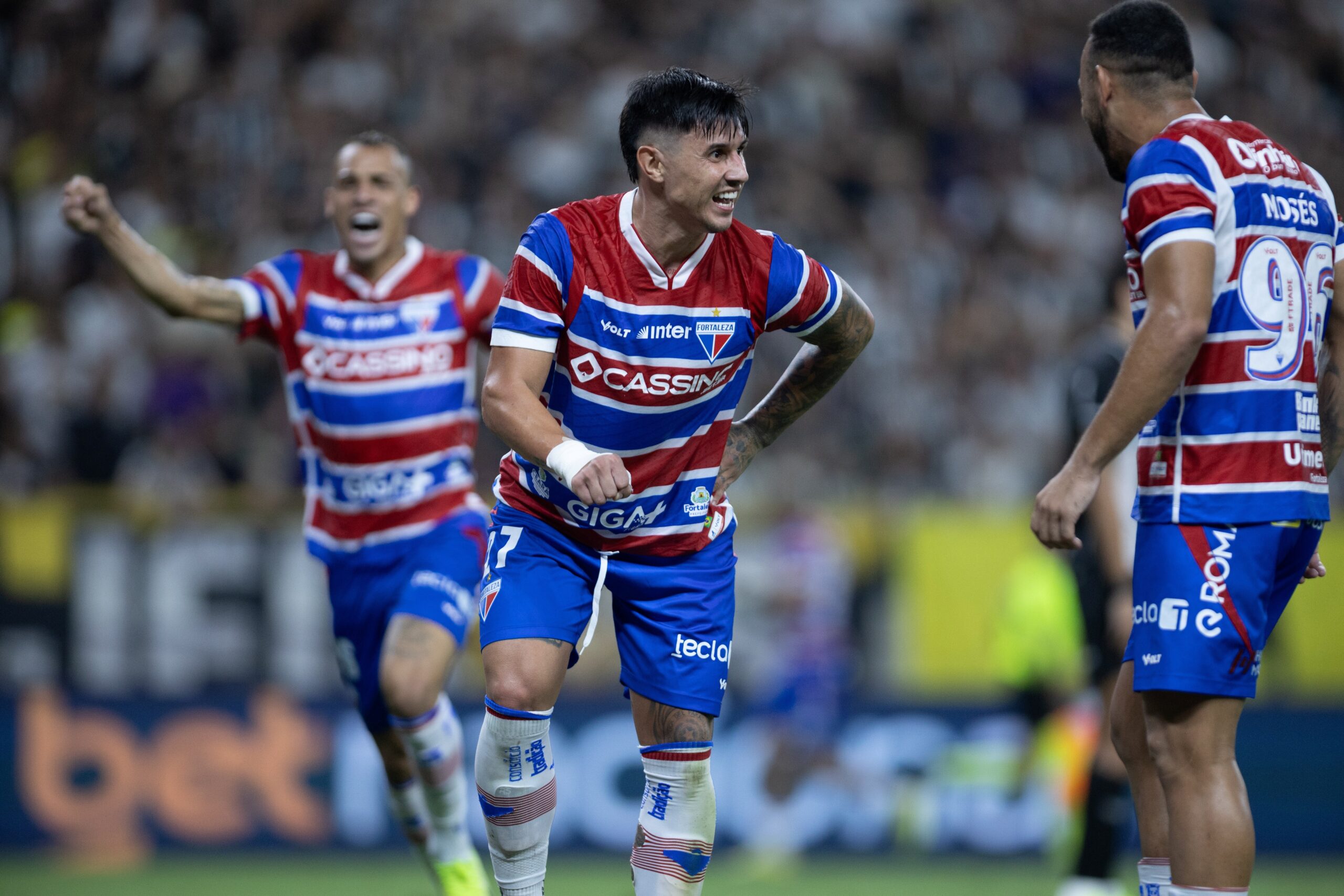 Era verdade! Bareiro posta foto com “amigo de 50 anos” após comemoração de gol em Clássico-Rei