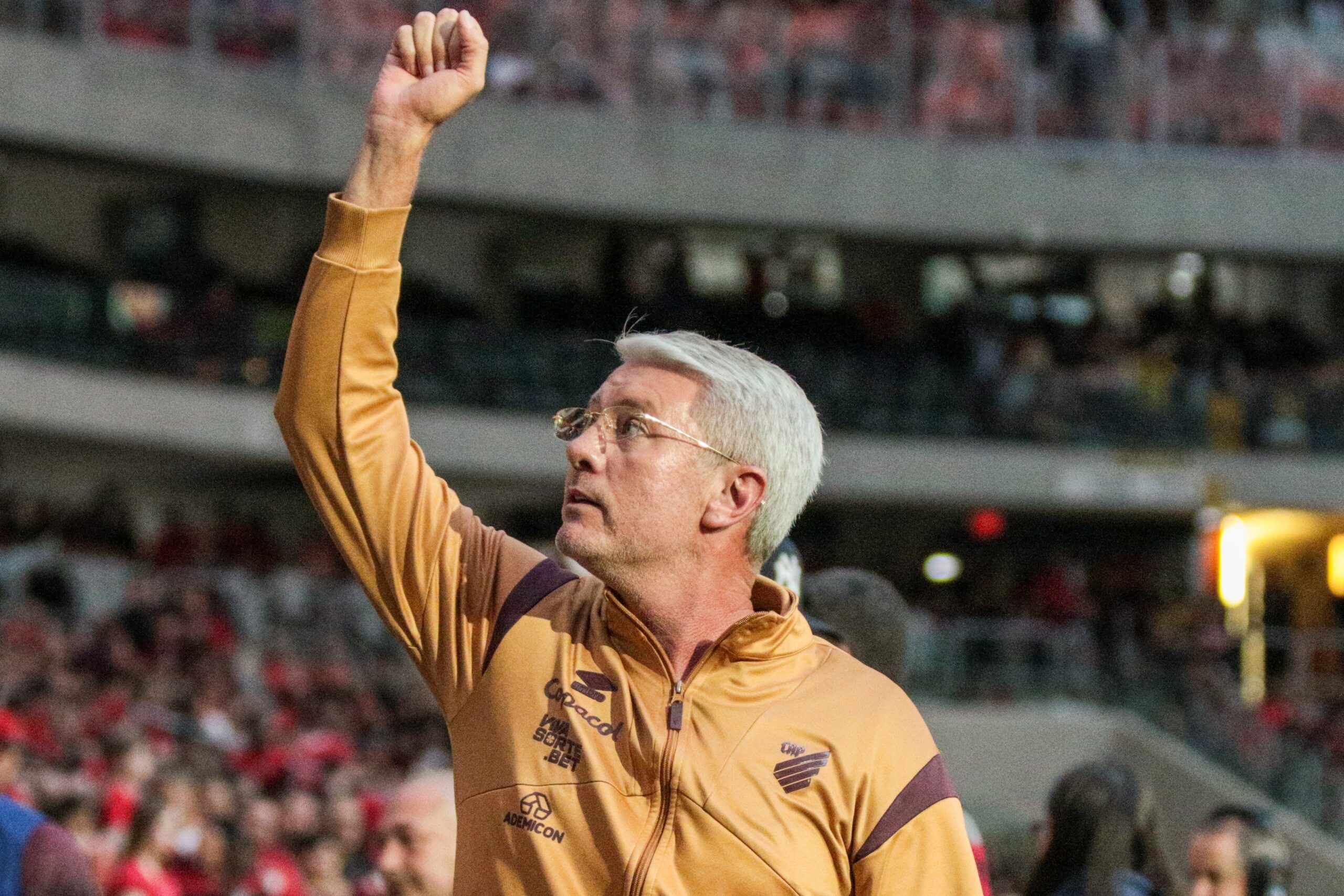 Odair elogia torcida do Athletico e busca controlar ansiedade por acesso: “Faltam dois jogos”