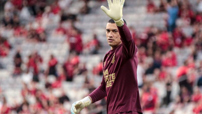 Ex-Flamengo, Santos ressurge no Athletico e vive novo momento emblemático com o acesso