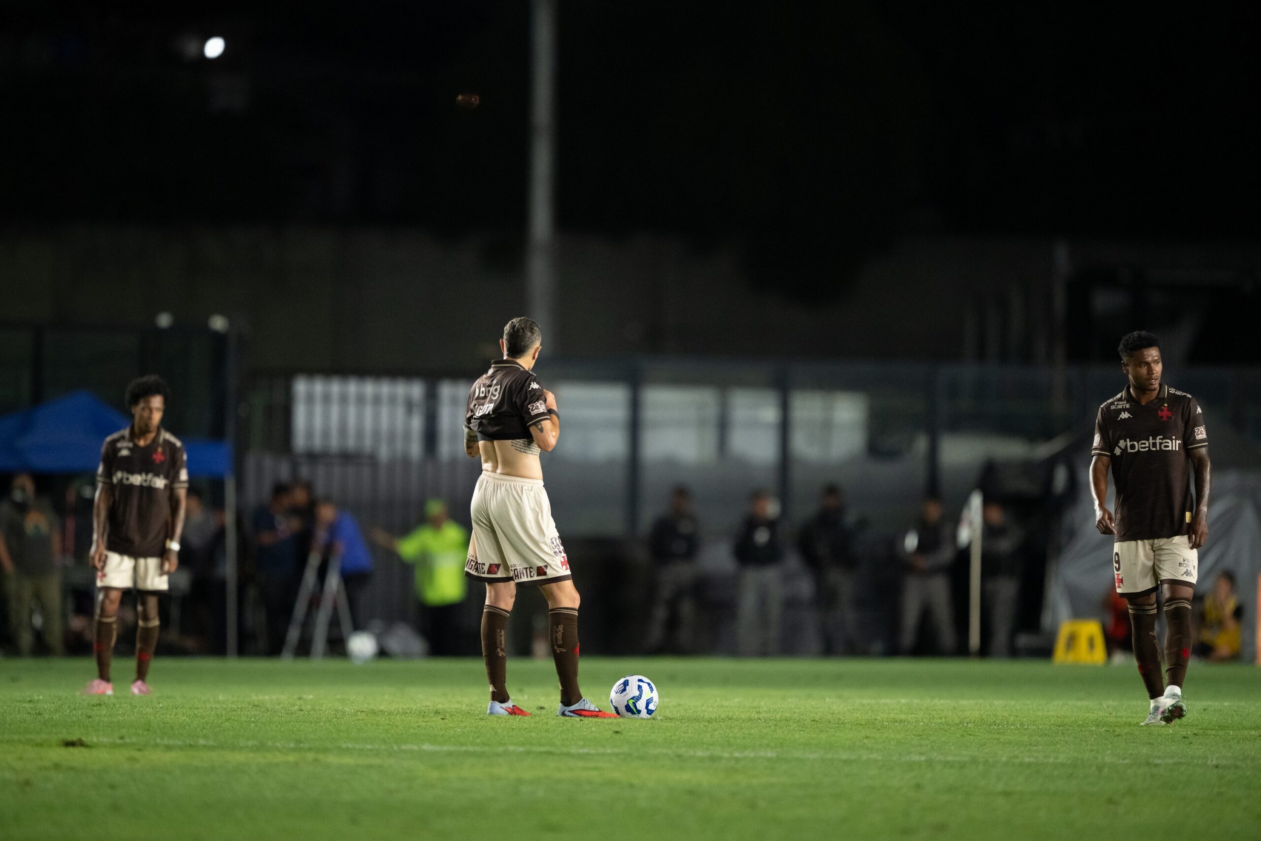 Seis chutes no gol em três jogos: pobreza ofensiva ajuda a explicar a fase ruim do Vasco no Brasileirão