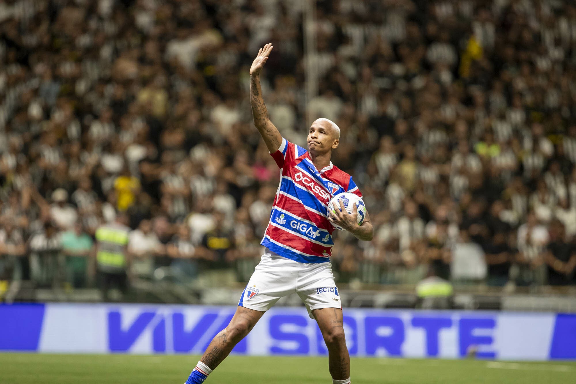 Atlético-MG revê Deyverson após hat-trick e fim de dívida milionária por compra de atacante