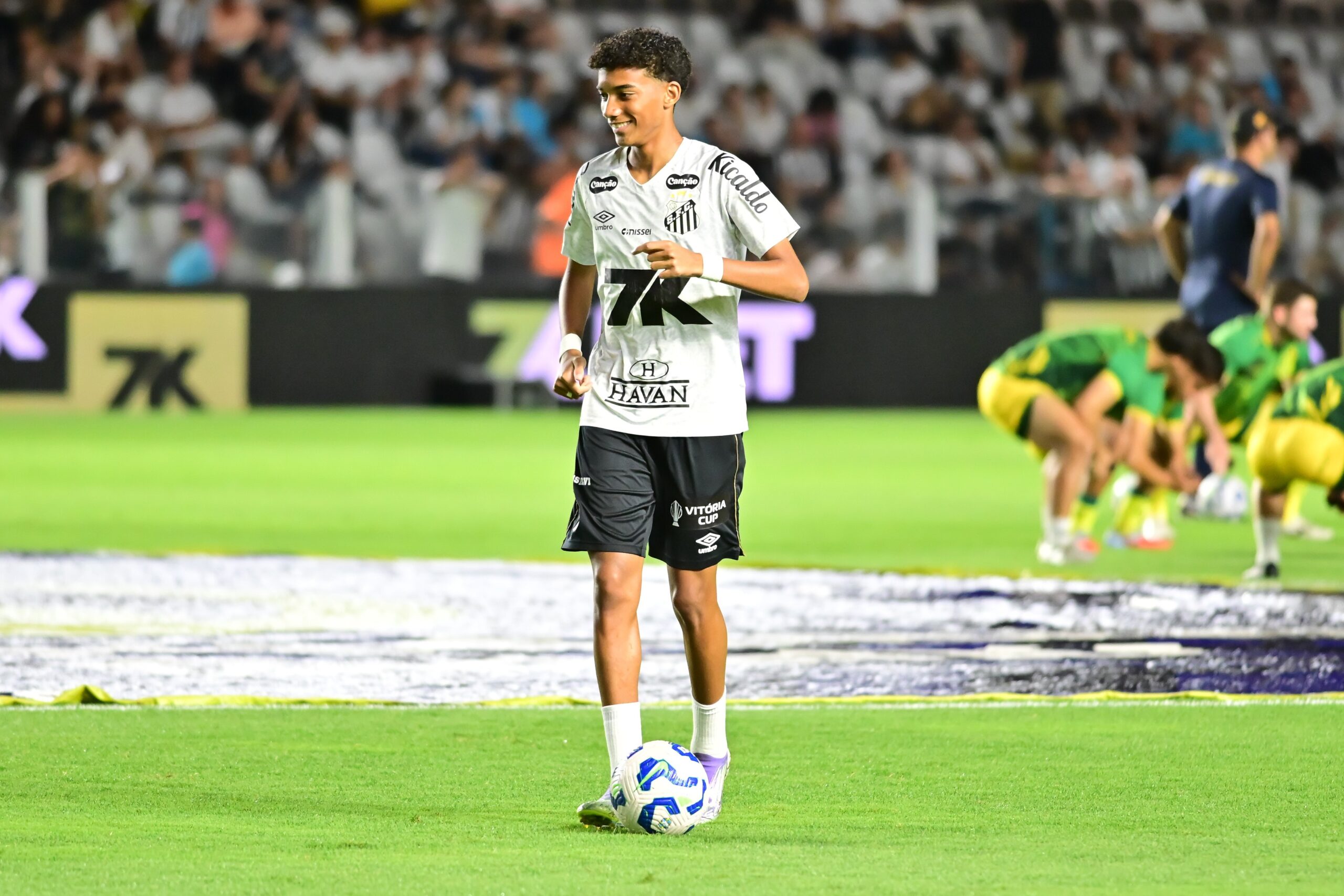 Entenda por que Robinho Jr. ganhou moral, mas ainda não é titular absoluto do Santos