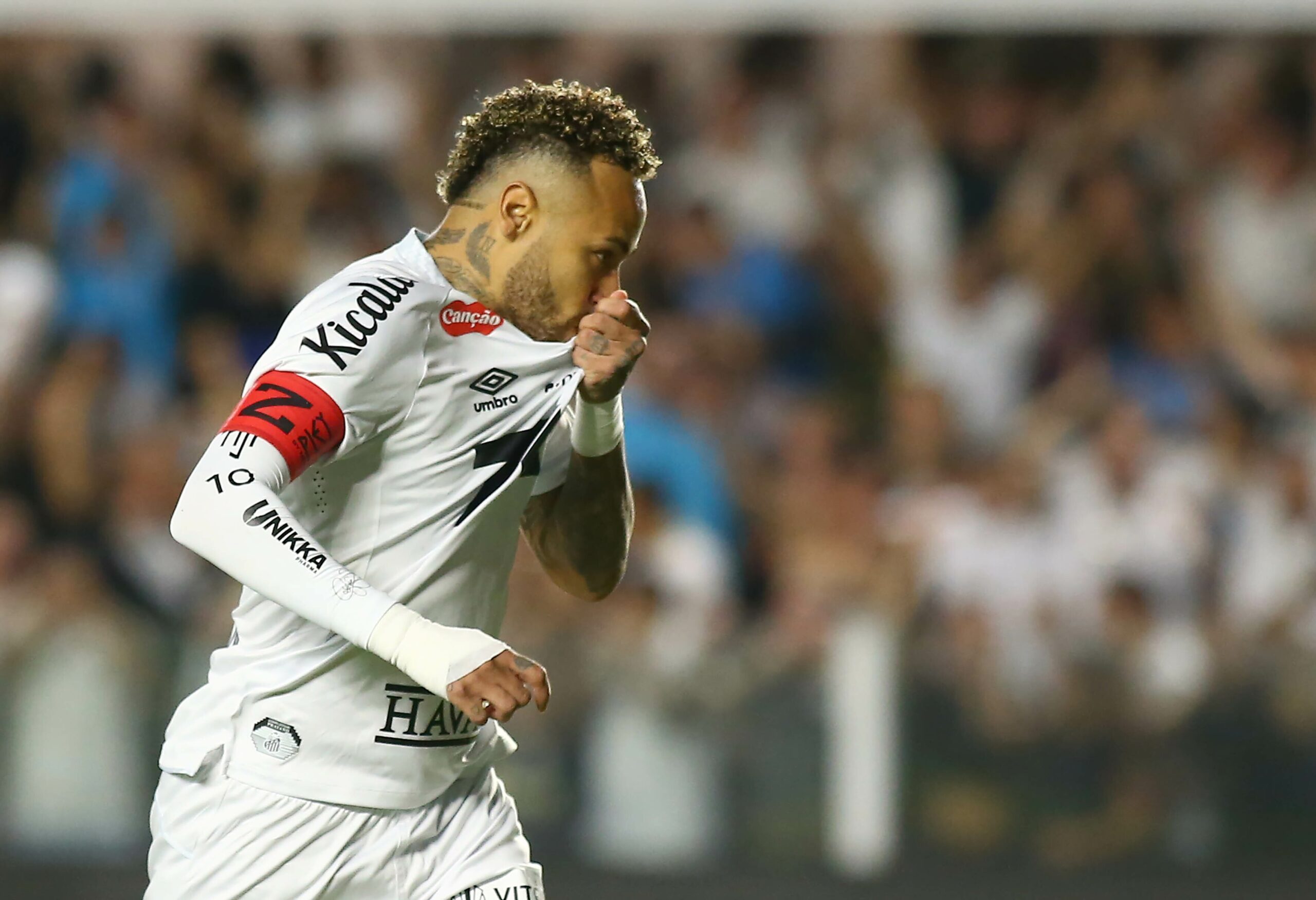 Neymar encerra seca de três meses no Santos e assume postura mais leve após polêmica