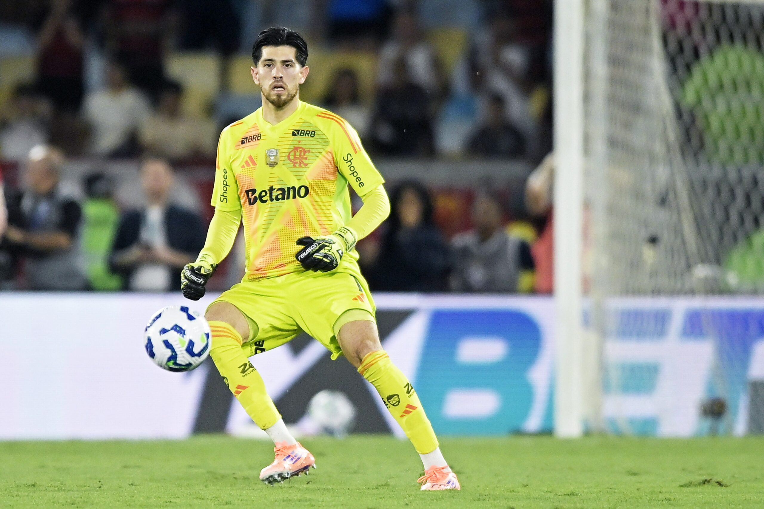 Após falha, Rossi lamenta derrota do Flamengo no clássico contra o Fluminense: “Assumo meu erro”