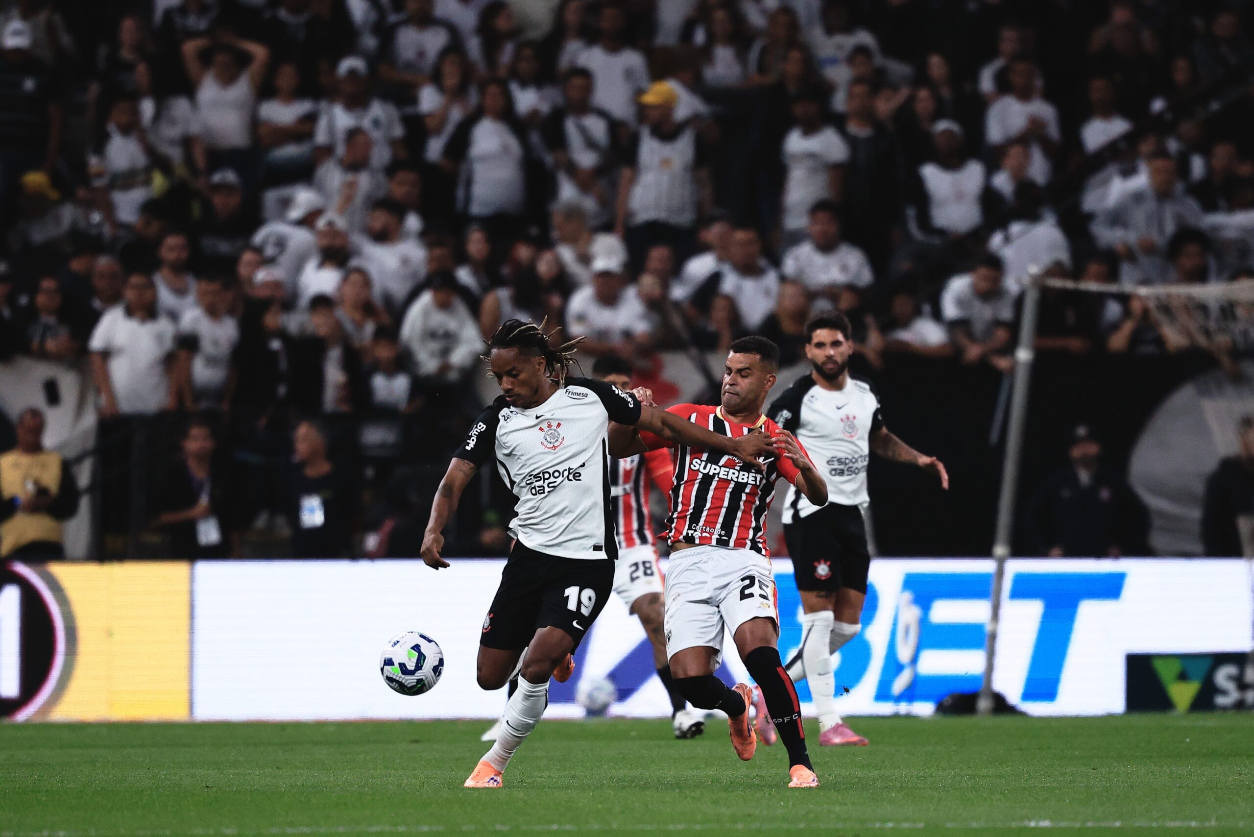 Alisson recebe o terceiro amarelo e desfalca o São Paulo contra o Juventude