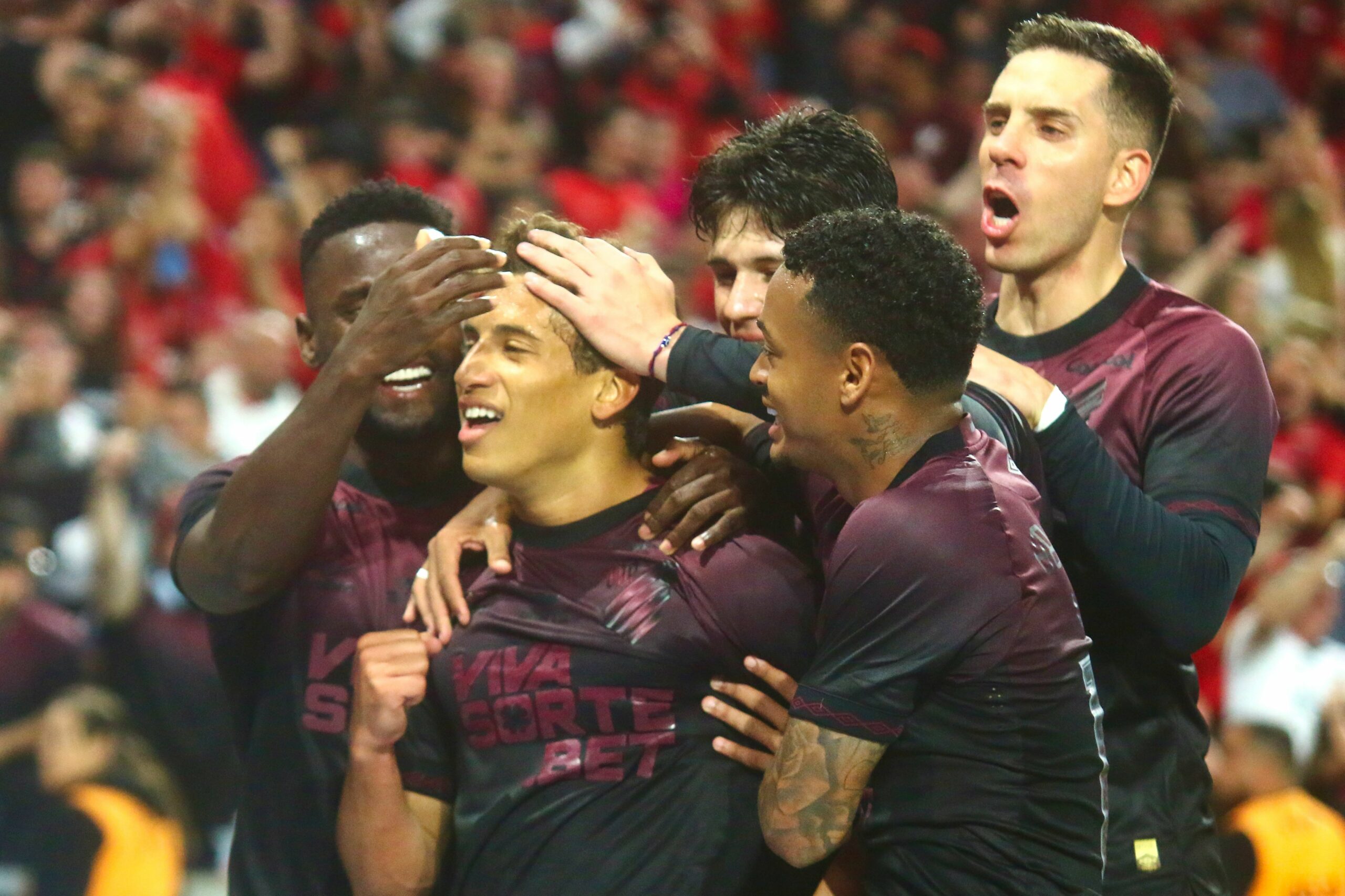 Athletico-PR fecha returno da Série B na primeira colocação; veja a classificação final