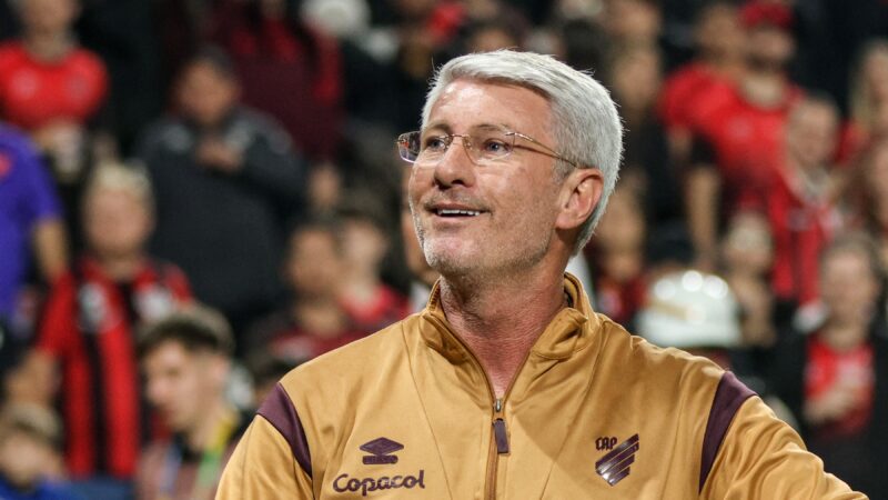 Odair celebra acesso do Athletico, cita planejamento para 2026 e projeta Série A: “Dificílima”