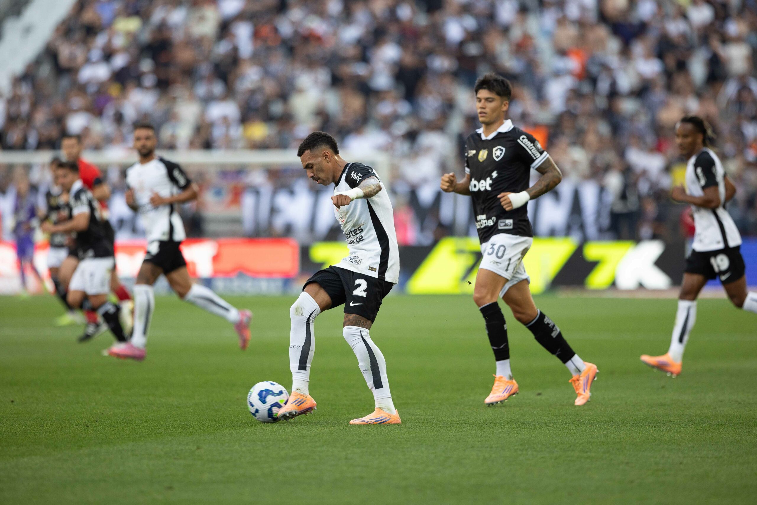 Matheuzinho leva terceiro cartão amarelo e desfalca Corinthians na reta final do Brasileirão