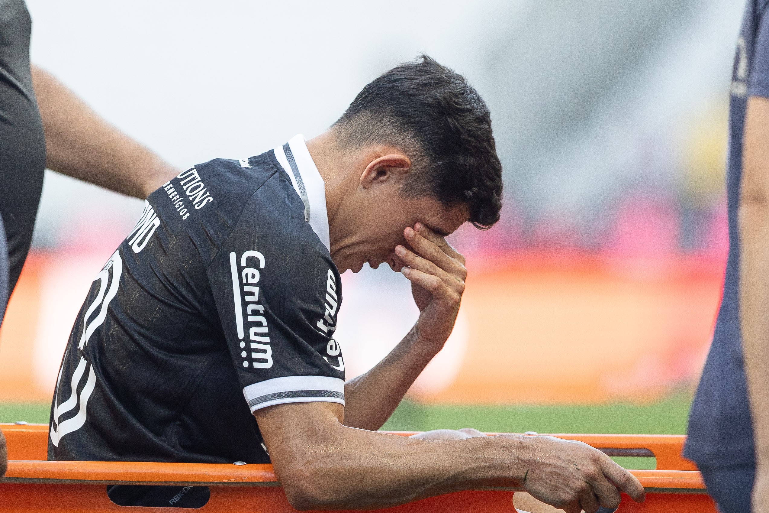 Savarino sente dores na coxa e é substituído no primeiro tempo de Corinthians x Botafogo