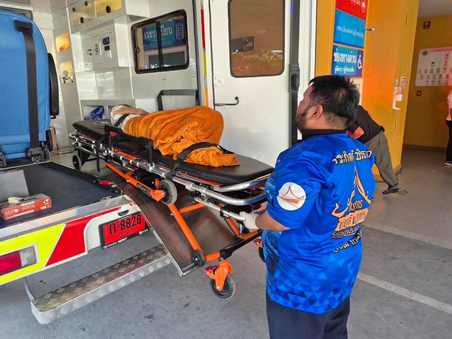 VÍDEO: Mulher ‘ressuscita’ em caixão minutos antes de cremação na Tailândia
