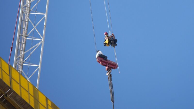 Jovem de 15 anos preso em guindaste a 36 andares de altura é resgatado por bombeiros em Israel