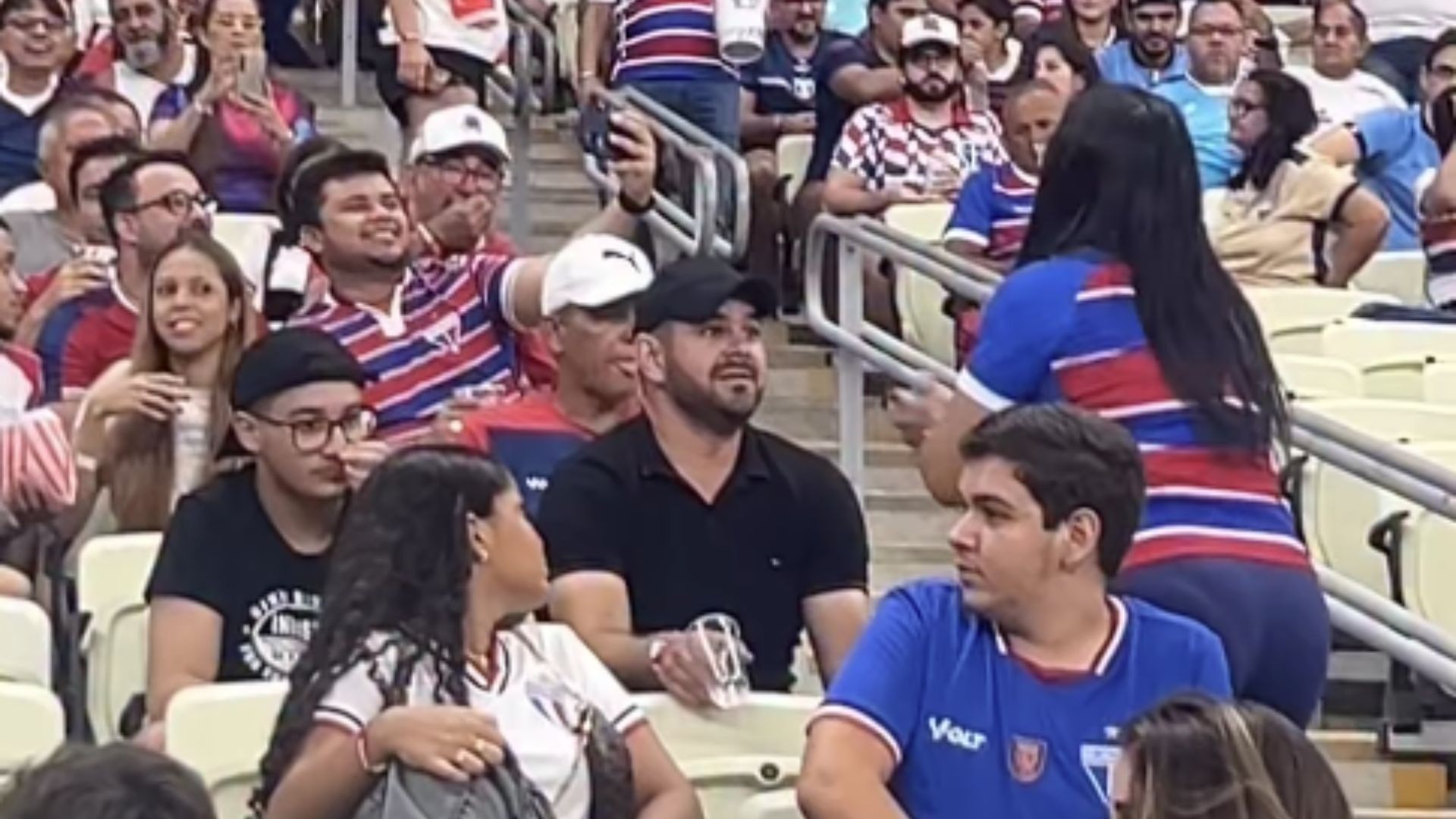 Fortaleza lamenta punição à torcedora afastada de estádios por hostilizar flamenguistas