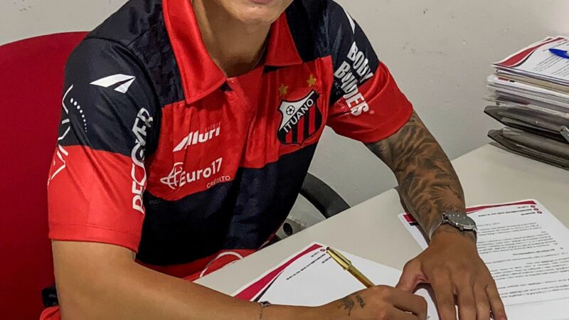 Lateral João Pedro assina primeiro contrato profissional com o Ituano