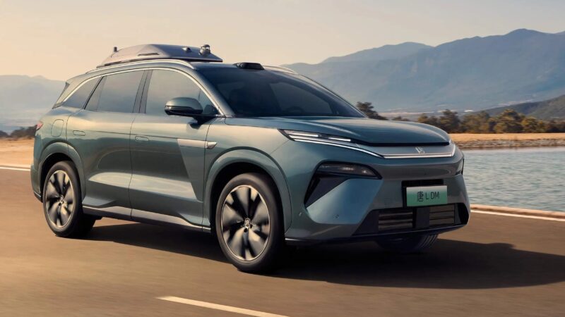 BYD Atto 8 chega como maior SUV e híbrido de maior autonomia da marca; veja detalhes