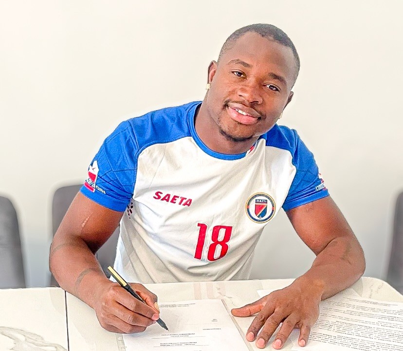 De olho na Copa de 2026, atacante haitiano deixa a Europa e acerta com o Pérolas Negras no RJ