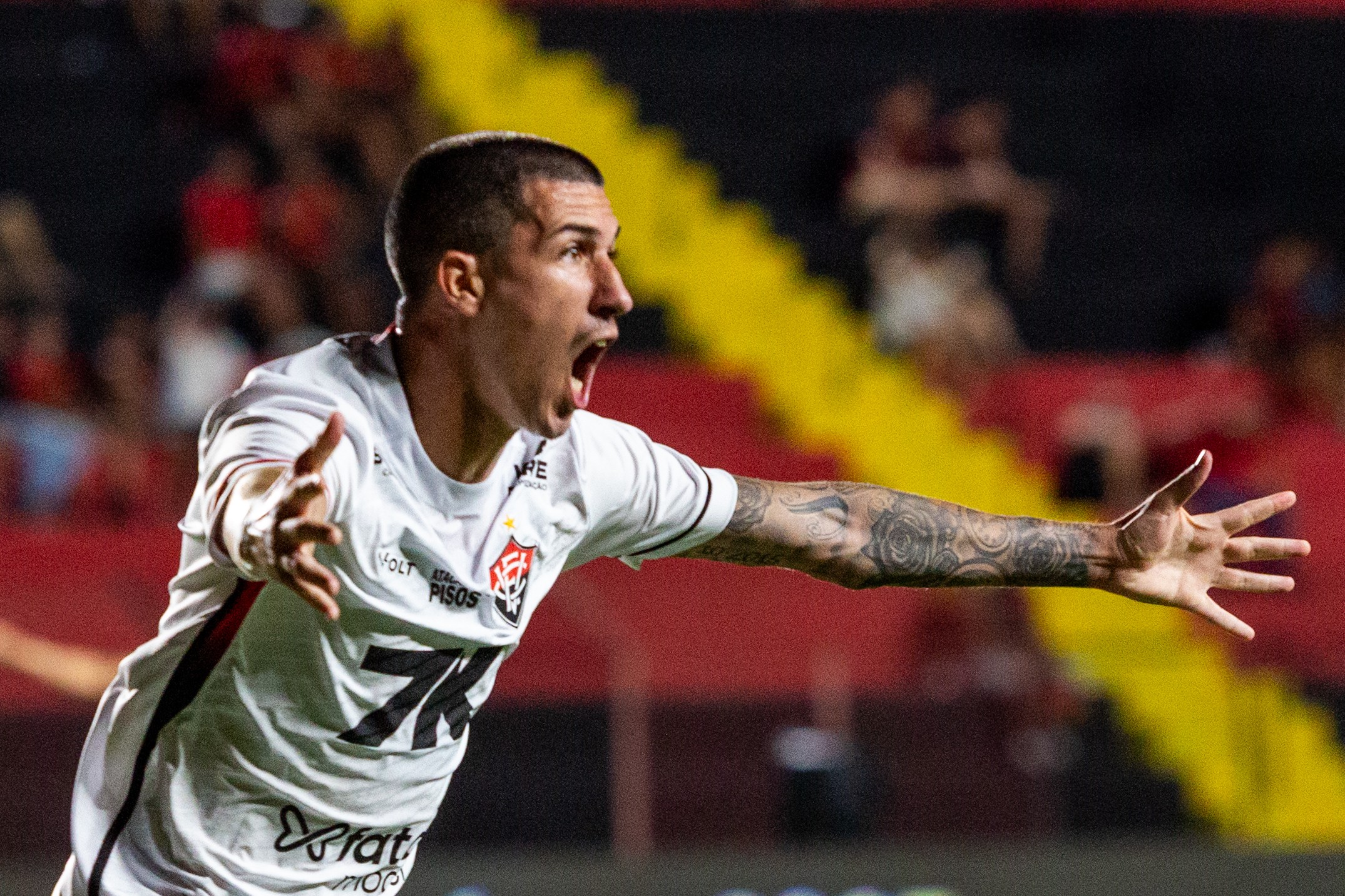 Cantalapiedra muda de status após a chegada de Jair Ventura no Vitória e assume protagonismo