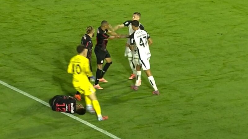 Charles, do Corinthians, é denunciado no STJD por expulsão contra o Red Bull Bragantino