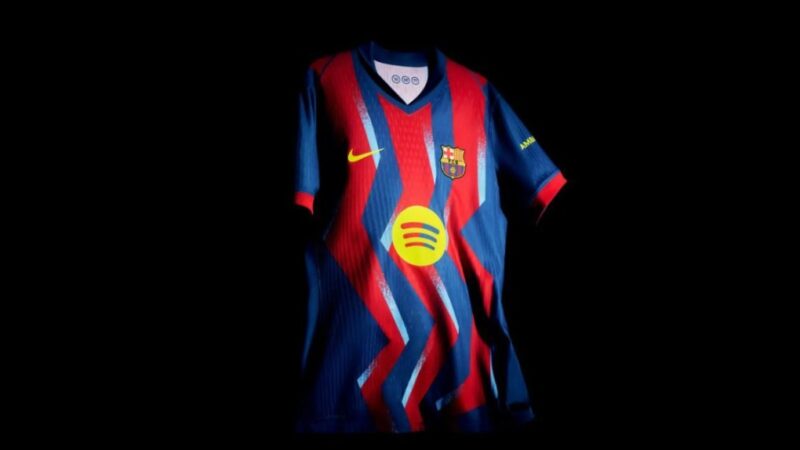 Barcelona lança camisa inspirada em noite mágica de Ronaldinho; veja fotos