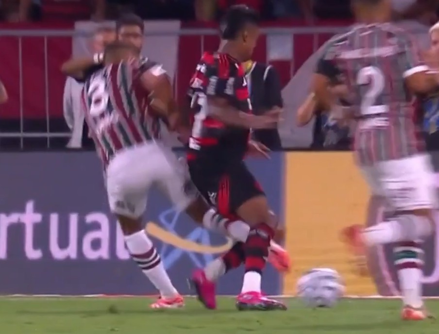 VAR aponta exagero de Bruno Henrique, do Flamengo, em lance com Thiago Silva; veja análise