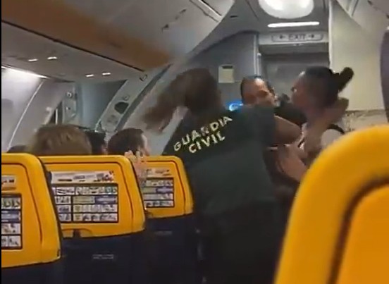 Ex-adversária de Cyborg é presa por agredir policiais em avião