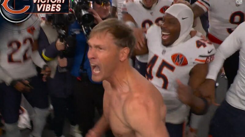 Técnico dos Bears se empolga com vitória na Black Friday e tira camisa