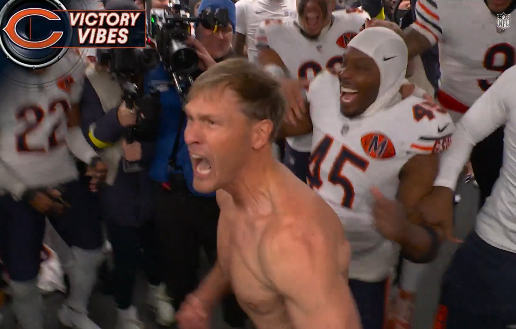 Técnico dos Bears se empolga com vitória na Black Friday e tira camisa