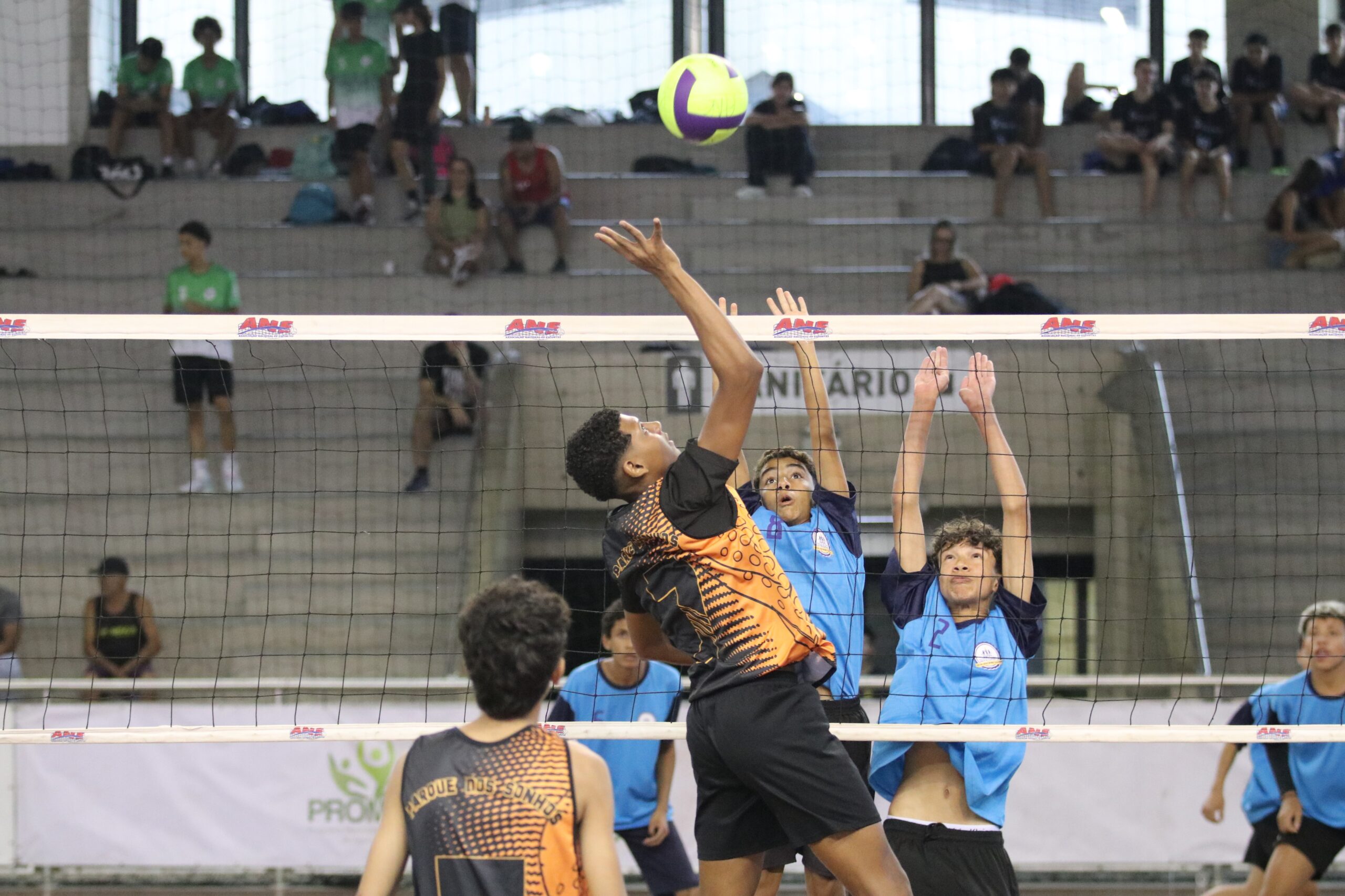 Com confrontos equilibrados, Copa TV Tribuna de Vôlei Escolar define semifinalistas do feminino