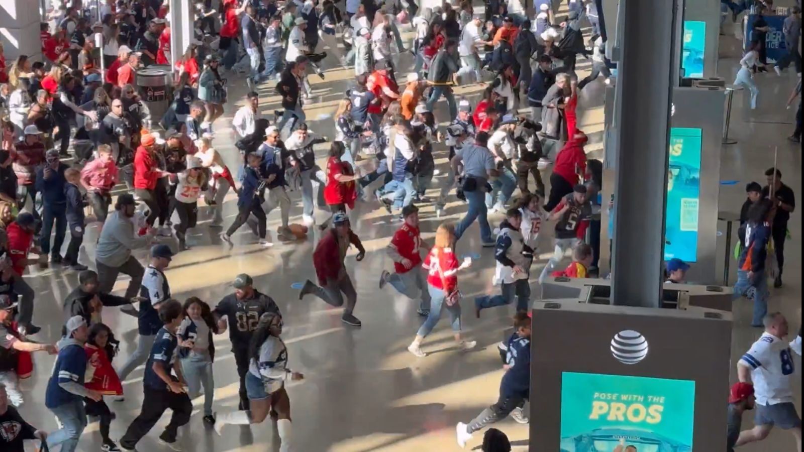 Cena de Black Friday: fãs registram correria na abertura dos portões para Cowboys x Chiefs; vídeo