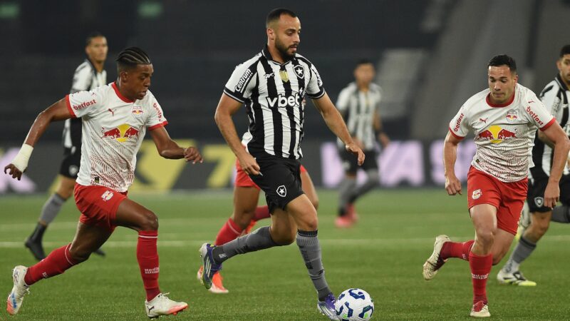 Arthur Cabral tem mais da metade de minutos em cinco meses de Botafogo do que em toda passagem no Benfica