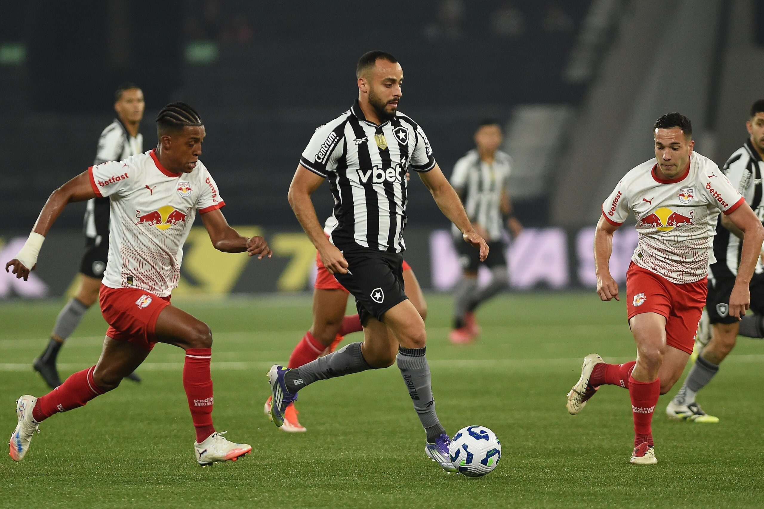 Arthur Cabral tem mais da metade de minutos em cinco meses de Botafogo do que em toda passagem no Benfica
