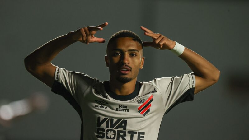 Do futsal à Série A: Leozinho se destaca em acesso do Athletico e vive melhor temporada no campo