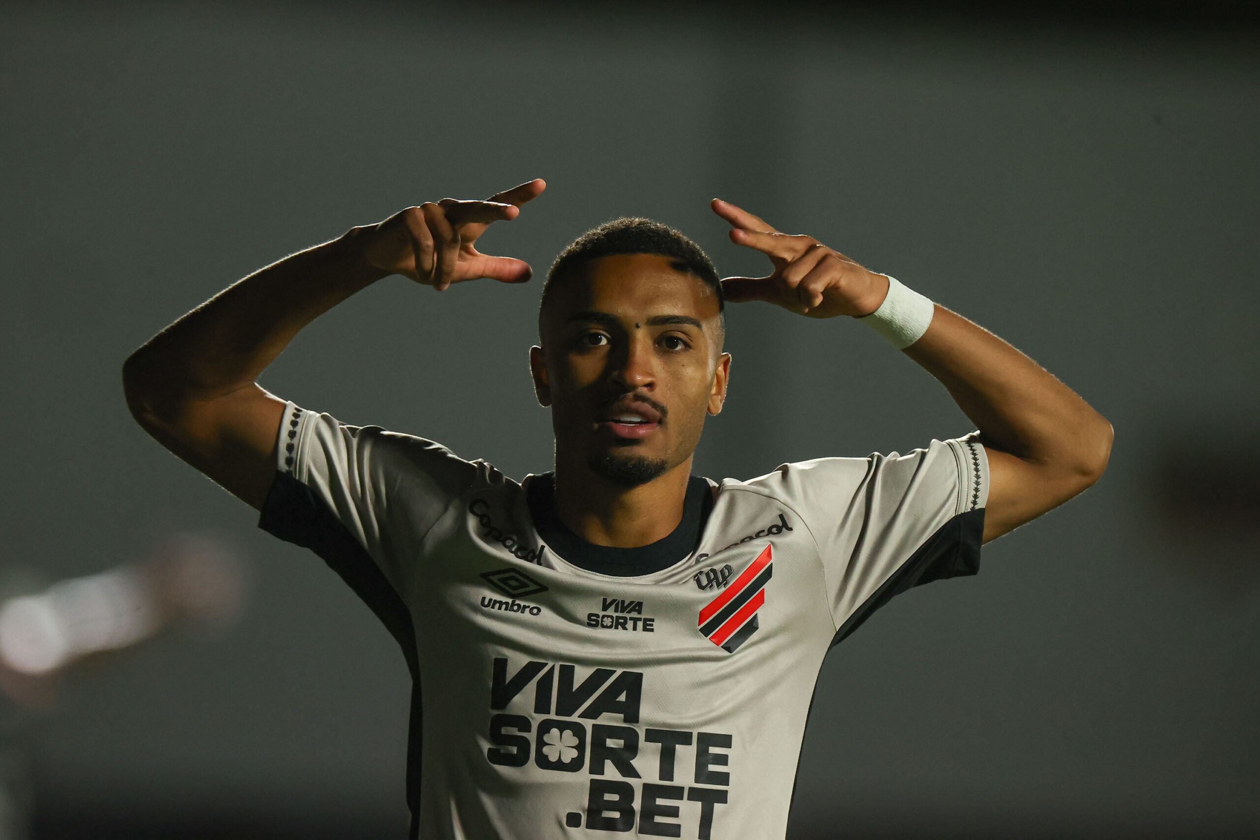 Do futsal à Série A: Leozinho se destaca em acesso do Athletico e vive melhor temporada no campo